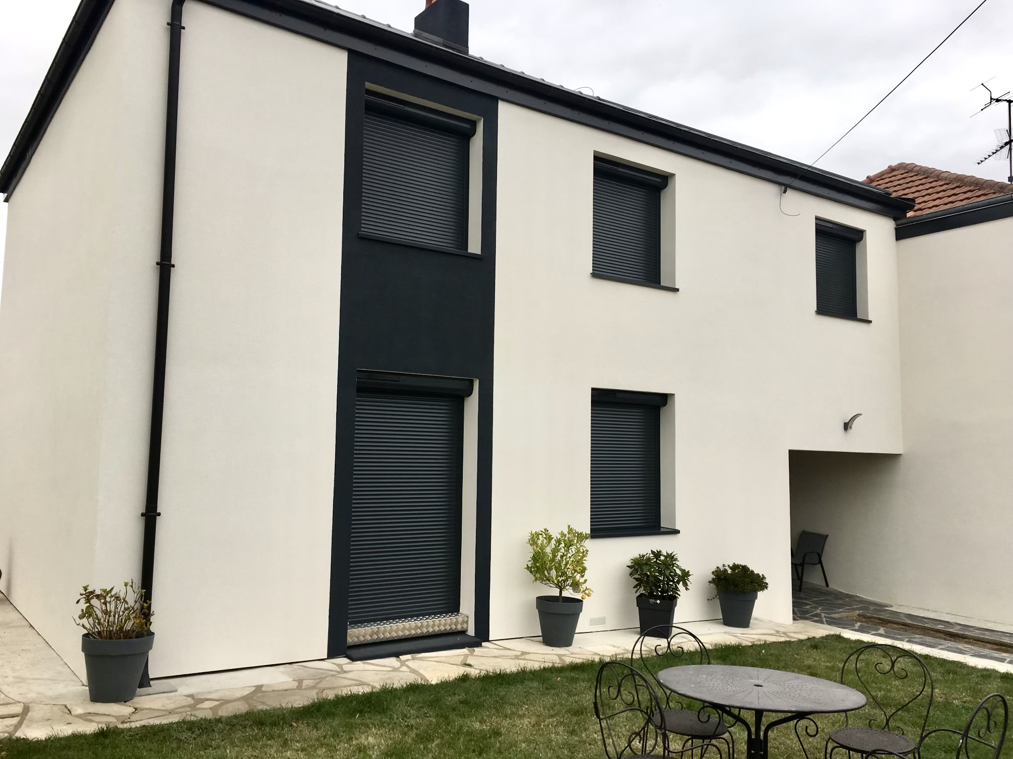 Maison moderne avec stores gris